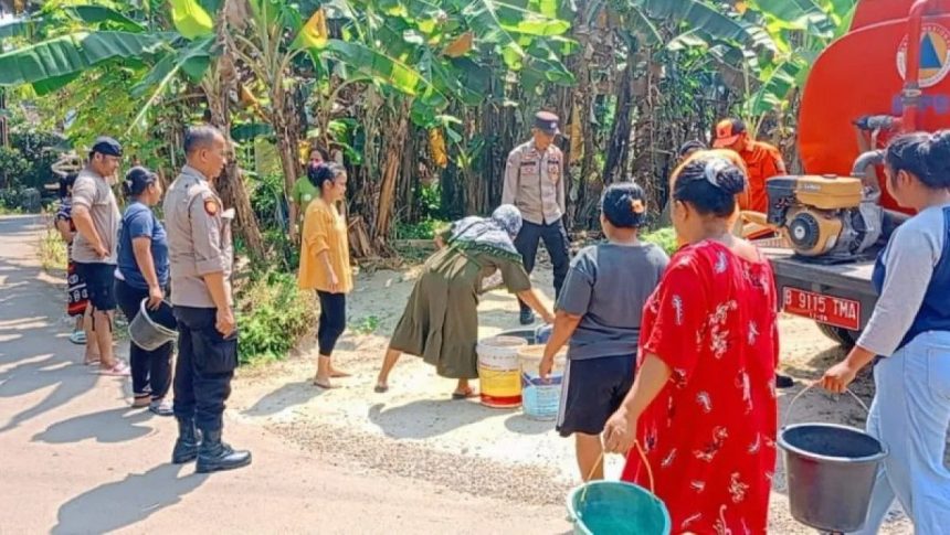 Petugas BPBD Lebak saat mendistribusikan air bersih kepada warga terdampak. Sumber: Humas BPBD Lebak.