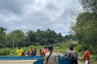 Polsek Mindiptana Bantu Evakuasi Warga Akibat Jembatan Kali Oso Yang Rusak, Sumber Foto: papua.polri.go.id