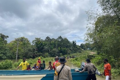 Polsek Mindiptana Bantu Evakuasi Warga Akibat Jembatan Kali Oso Yang Rusak, Sumber Foto: papua.polri.go.id