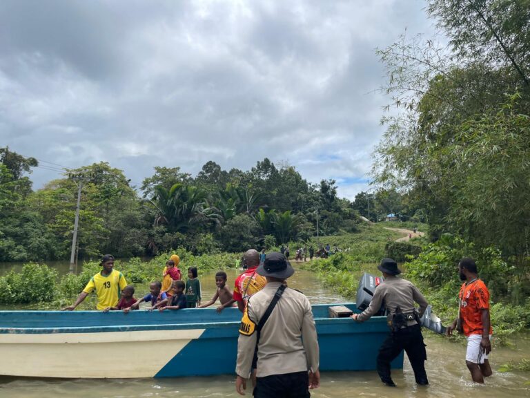 Polsek Mindiptana Bantu Evakuasi Warga Akibat Jembatan Kali Oso Yang Rusak, Sumber Foto: papua.polri.go.id