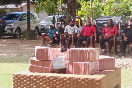 Uang Bantuan untuk Masyarakat Uwapa, Sumber Foto: Istimewa