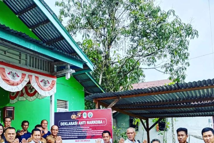 Warga Desa Kedamin Darat di Kapuas Hulu Lakukan Deklarasi Anti Narkoba, Sumber foto: humas.polri.go.id