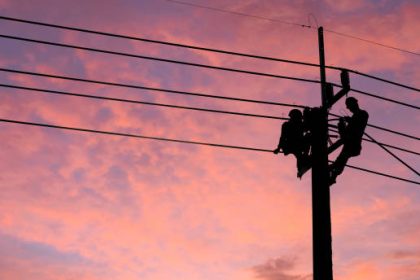 Ilustrasi petugas PLN. sumber: iShoot