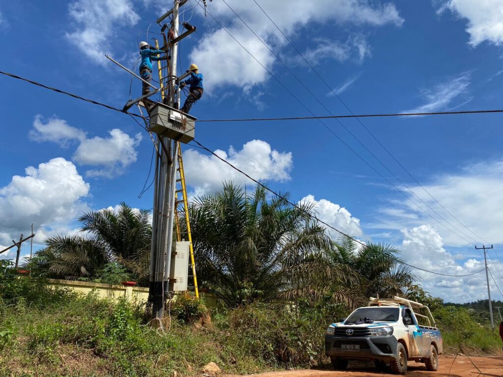 foto PLN ke pelosok desa, sumber foto: sumber resmi PLN (Persero)