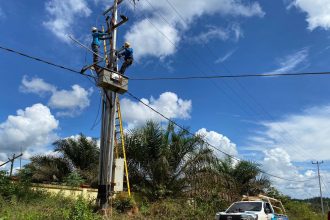 foto PLN ke pelosok desa, sumber foto: sumber resmi PLN (Persero)