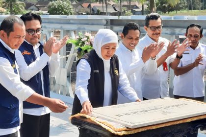 Bupati Lumajang Thoriqul Haq saat mendampingi Gubernur Jatim meresmikan Jembatan Mujur II. Sumber foto: Kominfo Lumajang.