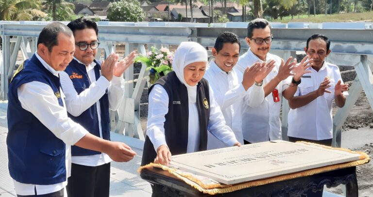 Bupati Lumajang Thoriqul Haq saat mendampingi Gubernur Jatim meresmikan Jembatan Mujur II. Sumber foto: Kominfo Lumajang.