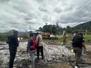 Sat Reskrim Polres Dogiyai Lakukan Olah TKP Kebakaran Kantor Balai dan Posyandu Kampung Deiyapa Sumber Foto: jurnalpolri.com