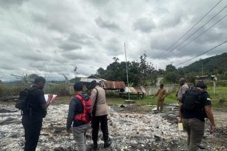 Sat Reskrim Polres Dogiyai Lakukan Olah TKP Kebakaran Kantor Balai dan Posyandu Kampung Deiyapa Sumber Foto: jurnalpolri.com