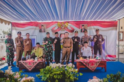 Bupati Jember, Forkopimda Jember dan sejumlah pejabat saat meninjau pelaksanaan Pilkades di Desa Karangrejo. Sumber foto: PPID Jember.