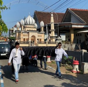 Sebuah replika masjid yang digotong secara bersama-sama keliling desa. Sumber foto: Istimewa.