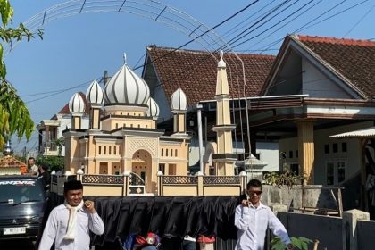 Sebuah replika masjid yang digotong secara bersama-sama keliling desa. Sumber foto: Istimewa.