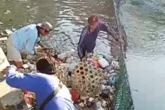 foto pemasangan jaring sampah di sungai, sumber foto: sumber resmi Denpasar