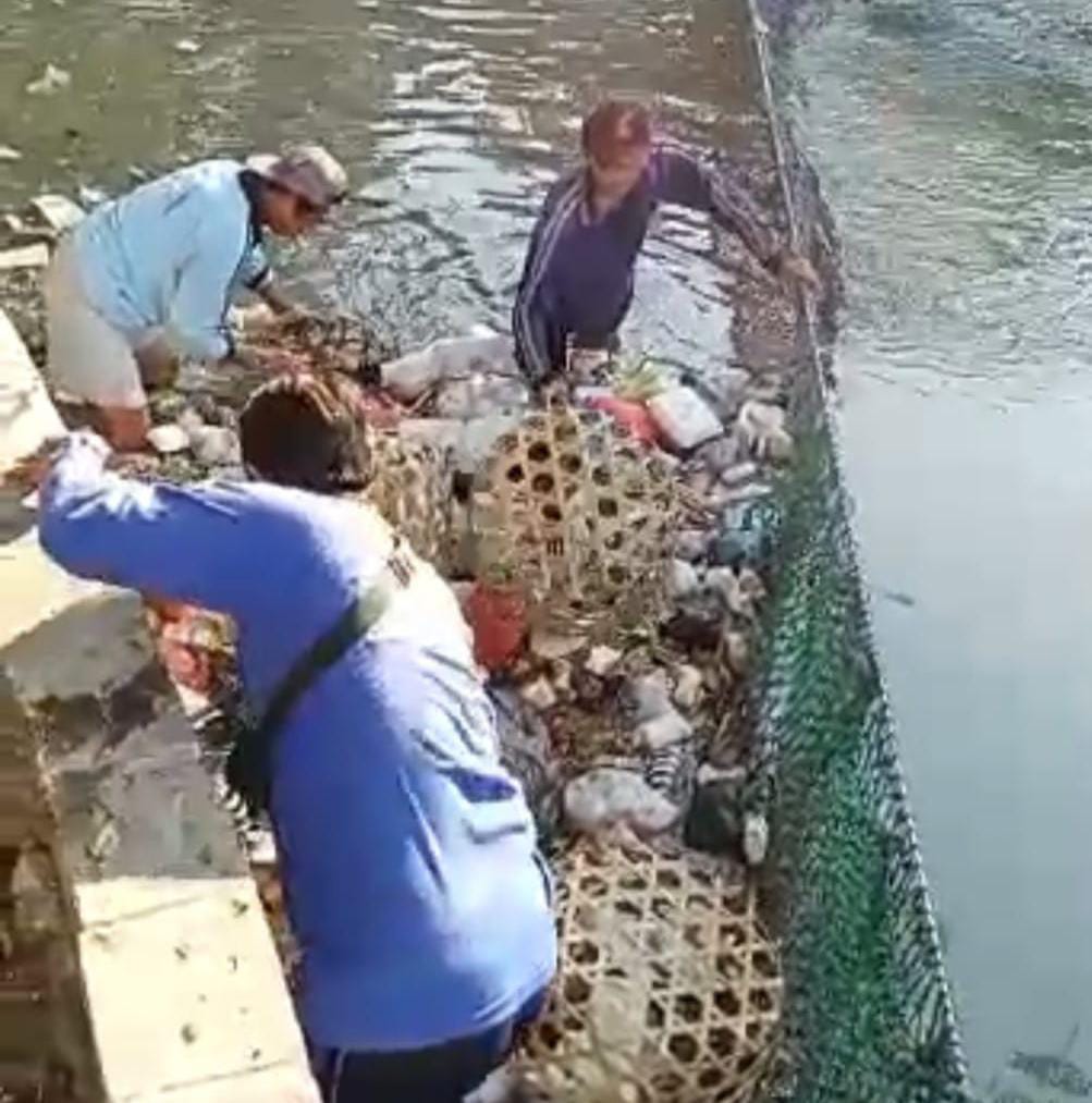 foto pemasangan jaring sampah di sungai, sumber foto: sumber resmi Denpasar