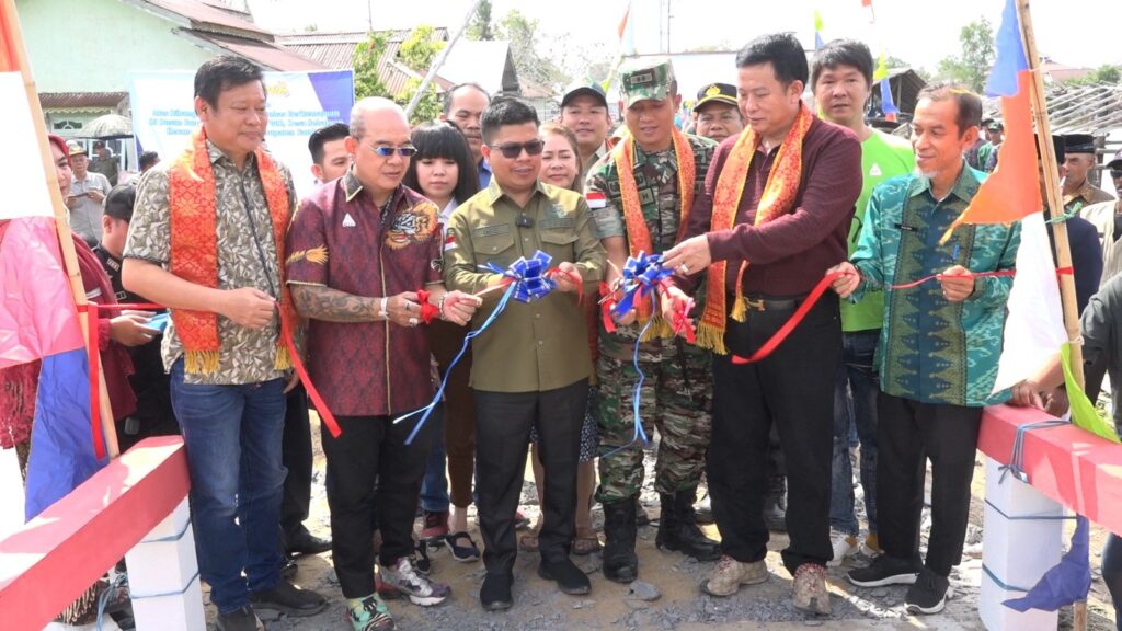 Jembatan Berkemajuan Desa Tengguli Telah di Resmikan Bupati Sambas. Sumber foto: sambas.go.id