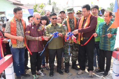 Jembatan Berkemajuan Desa Tengguli Telah di Resmikan Bupati Sambas. Sumber foto: sambas.go.id