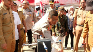 Wakapolda Sultra, Brigjen Pol Dwi Irianto meresmikan penyerahan bantuan bantuan sumur bor dan pompa air untuk dua desa di Kabupaten Konawe Selatan, Selasa (5/9/2023). Sumber Foto: Istimewa