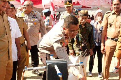 Wakapolda Sultra, Brigjen Pol Dwi Irianto meresmikan penyerahan bantuan bantuan sumur bor dan pompa air untuk dua desa di Kabupaten Konawe Selatan, Selasa (5/9/2023). Sumber Foto: Istimewa