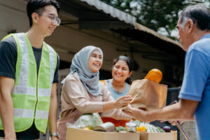 Ilustrasi pemberian santunan kepada warga Desa Dudepo Kepulauan Sumber Foto: Istockphoto