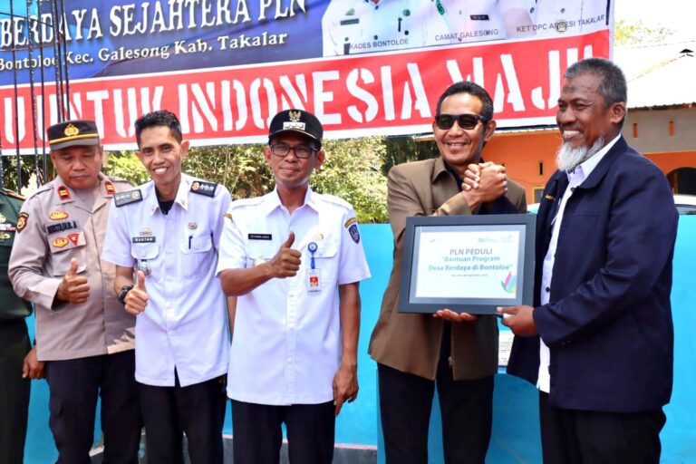 Pj. Bupati Takalar Setiawan Aswad bersama GM PLN UID Sulselbar Andy Adchaminoerdin saat melaunching Desa Bontoloe sebagai Desa Berdaya Sejahtera PLN Sumber Foto: Istimewa