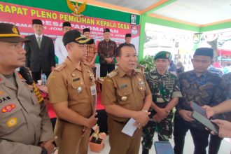 Bupati Jember saat meninjau pelaksaan Pilkades di Desa Padomasan bulan lalu. Sumber foto: PPID Jember.