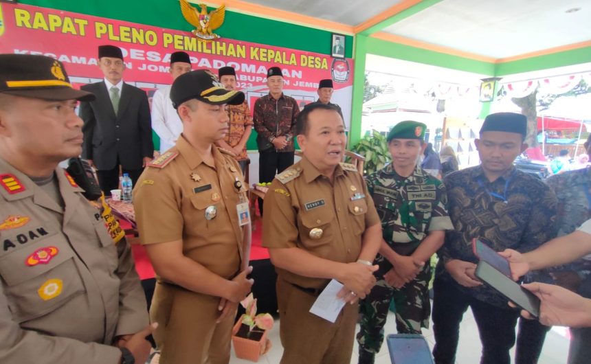 Bupati Jember saat meninjau pelaksaan Pilkades di Desa Padomasan bulan lalu. Sumber foto: PPID Jember.