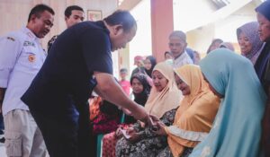 Bupati Jember saat memberikan bantuan kepada warga penerima manfaat. Sumber foto: Diskominfo Jember.