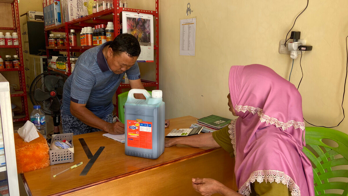 Pelanggan sedang melakukan transaski di kantor BUM Desa Bina Usaha. Sumber foto: Kanal Desa