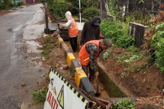 warga menggali saluran parit. sumber: tebingtinggikota.go.id