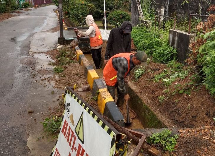 warga menggali saluran parit. sumber: tebingtinggikota.go.id