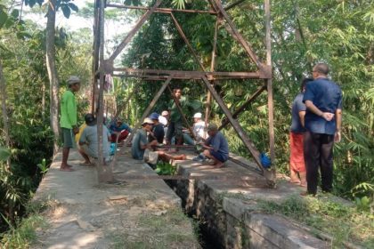 Sejumlah petani kerja bakti memperbaiki talang air yang bocor. Sumber foto: Istimewa.