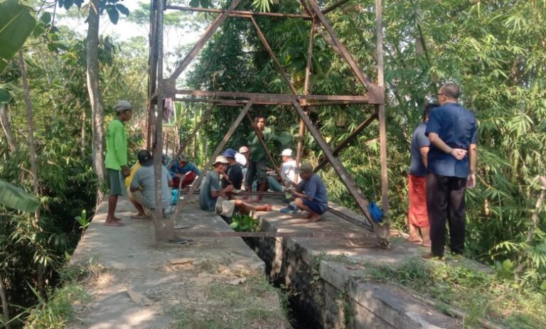 Sejumlah petani kerja bakti memperbaiki talang air yang bocor. Sumber foto: Istimewa.