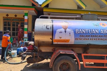 BPBD Kabupaten Probolinggo melakukan distribusi air bersih bagi masyarakat yang ada di Dusun Gonggo RT 04 RW 01 Desa Tigasan Kulon Kecamatan Leces Kabupaten Probolinggo, Kamis (28/9/2023). Sumber foto: https://probolinggokab.go.id/