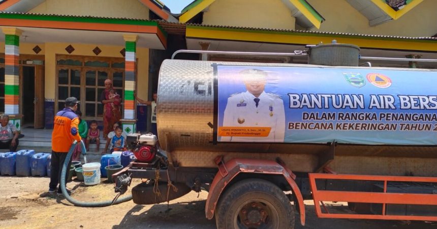 BPBD Kabupaten Probolinggo melakukan distribusi air bersih bagi masyarakat yang ada di Dusun Gonggo RT 04 RW 01 Desa Tigasan Kulon Kecamatan Leces Kabupaten Probolinggo, Kamis (28/9/2023). Sumber foto: https://probolinggokab.go.id/