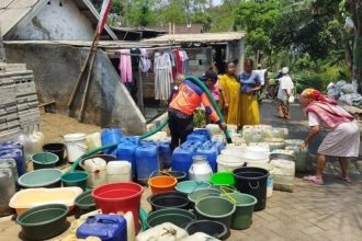 Petugas BPBD Kabupaten Malang saat mendistribusikan air bersih kepada warga. Sumber foto: Dok BPBD Kabupaten Malang.
