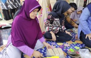 Sejumlah anggota Kelompok Wanita Tani (KWT) Purbasari, Desa Purbadana mengikuti pelatihan mengolah daging ayam menjadi nuget yang diselenggarakan oleh Tim PKM Berbasis Riset Unsoed Purwokerto. Sumber foto: Humas Unsoed.