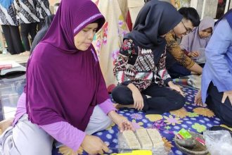 Sejumlah anggota Kelompok Wanita Tani (KWT) Purbasari, Desa Purbadana mengikuti pelatihan mengolah daging ayam menjadi nuget yang diselenggarakan oleh Tim PKM Berbasis Riset Unsoed Purwokerto. Sumber foto: Humas Unsoed.