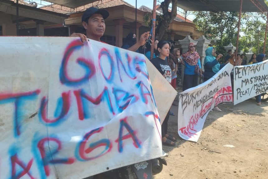 Puluhan warga menggelar aksi di Balai Desa Dalangan. Sumber foto: Istimewa.  