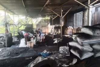Aktivitas pabrik arang. Sumber foto: Istimewa.