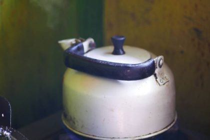 Ilustrasi kompor menggunakan biogas dari limbah ternak. Sumber: iStock