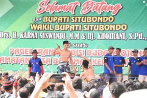 Pagelaran tradisi bubaya ojung dalam rangka selamatan desa. Sumber: Prokopim Situbondo.