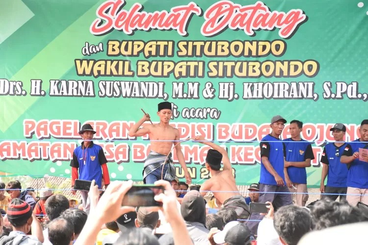Pagelaran tradisi bubaya ojung dalam rangka selamatan desa. Sumber: Prokopim Situbondo.