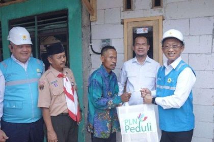 Kementerian ESDM, PLN dan Anggota DPR RI Komisi VII saat memberikan Bantuan Pasang Baru Listrik (BPBL). Sumber: Dok PLN.