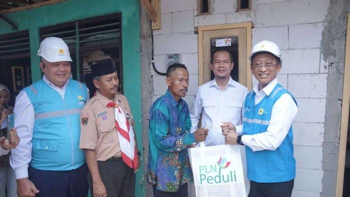 Kementerian ESDM, PLN dan Anggota DPR RI Komisi VII saat memberikan Bantuan Pasang Baru Listrik (BPBL). Sumber: Dok PLN.