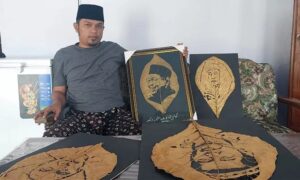 Rijalullah saat menunjukkan hasil karya Lukis dengan bahan daun kayu jati. Sumber: Dok Rizky Putra Dinasti.