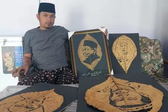 Rijalullah saat menunjukkan hasil karya Lukis dengan bahan daun kayu jati. Sumber: Dok Rizky Putra Dinasti.