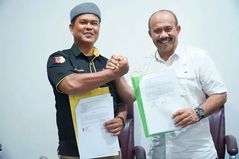 Sekda Kabupaten Sigi Nuim Hayat dan pihak BUMDesa Mutianggaluku Mandiri Kalukubula foto bersama sambil memperlihatkan perjanjian kerja sama yang ditandatangani. Sumber Foto: Istimewa