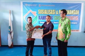 Pemberian sertifikat Kampung Cantik oleh Penjabat Bupati Jayapura kepada Kepala Kampung Yaugapsa, Sumber Foto: istimewa