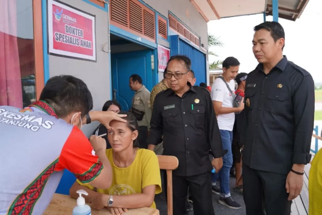 Pemkab Kapuas Hulu Menggelar Pengobatan Gratis di Desa Terpencil Sumber foto: setda.kapuashulukab.go.id