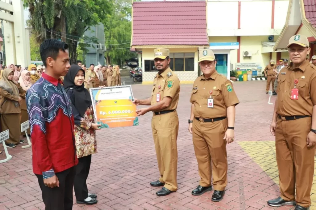 Bupati HSU Berikan Penghargaan Perpustakaan Desa Terbaik Sumber foto: diskominfo.hsu.go.id